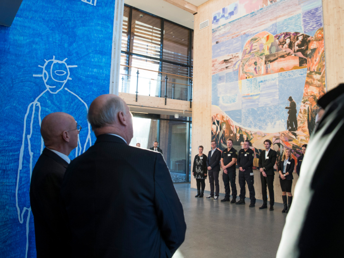Kong Harald og president i Redningsselskapet Nioclai Jarlsby ser på nybygget. Foto: Terje Bendiksby / NTB scanpix
